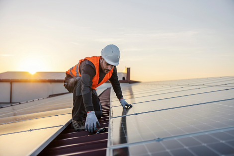 Installation photovoltaïque avec panneaux solaires : fonctionnement, avantages et coût d’investissement 